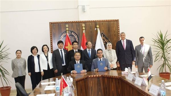 اتفاقيات لتعزيز فرص التدريب وبناء القدرات بين جامعتي بنها ووهان الصينية وشركة فايبر هوم