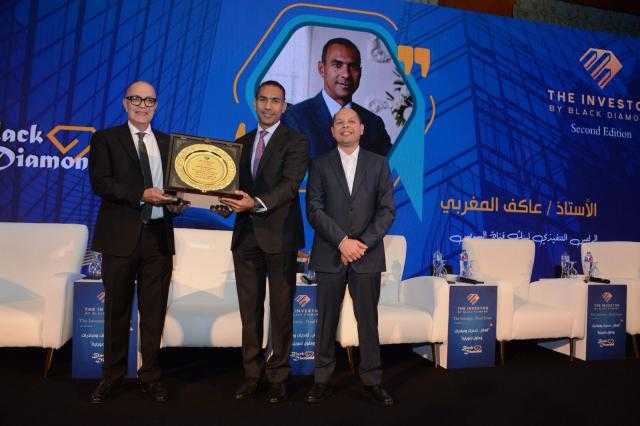 تكريم عاكف المغربي تقديرًا للدور البارز في دعم الاستثمار والتطوير العقاري على هامش فعاليات النسخة الثانية من مؤتمر ”The Investor.. Real Estate” تكريم عاكف المغربي تقديرًا للدور البارز في دعم الاستثمار والتطوير العقاري على هامش فعاليات النسخة الثانية من مؤتمر ”The Investor.. Real Estate”