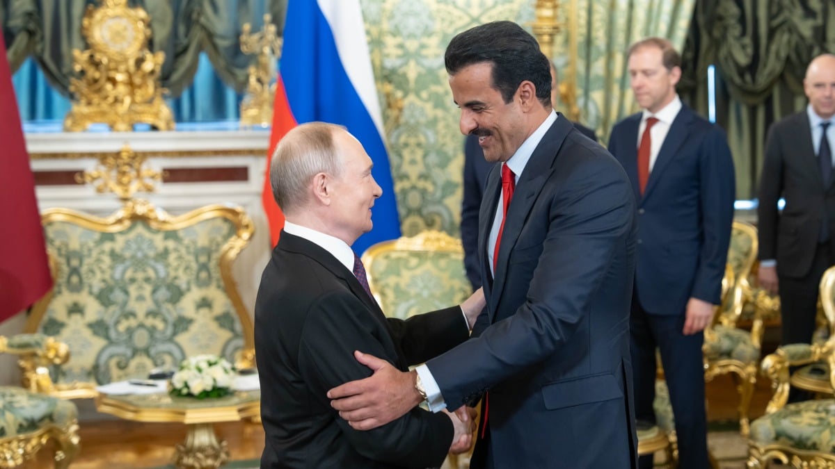 سمو الأمير والرئيس الروسي يبحثان تعزيز العلاقات الثنائية والقضايا الإقليمية والدولية سمو الأمير والرئيس الروسي يبحثان تعزيز العلاقات الثنائية والقضايا الإقليمية والدولية