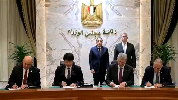 رئيس الوزراء يشهد توقيع حزمة من العقود الخاصة بمقاول الائتلاف المصري الصيني المشترك