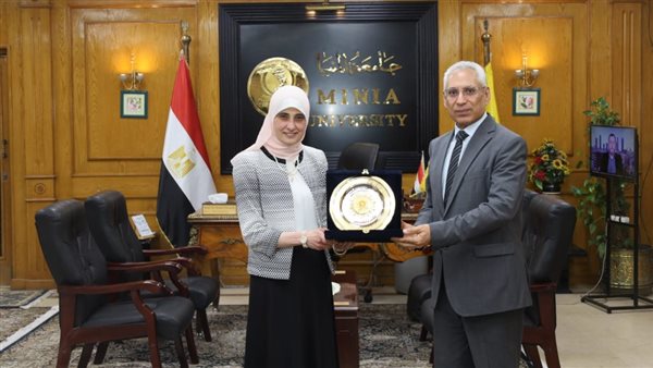 رئيس الجامعة يستقبل نهال الشقنقيري "طبية الإنسانية" ويهديها درع الجامعة رئيس الجامعة يستقبل نهال الشقنقيري "طبية الإنسانية" ويهديها درع الجامعة