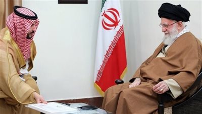 «طفرة في العلاقات بين الرياض وطهران».. وزير الدفاع السعودي يسلم المرشد الإيراني رسالة من الملك سلمان