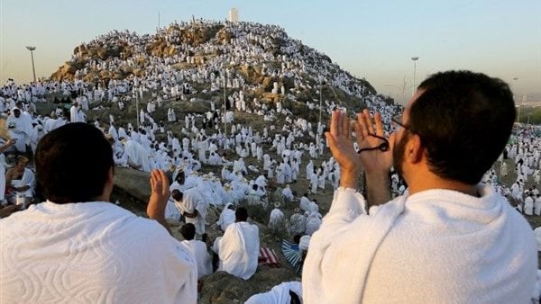 أيهما أولى بالعمرة والحج الأم أم الزوجة؟.. أمين الفتوى يحسم الجدل أيهما أولى بالعمرة والحج الأم أم الزوجة؟.. أمين الفتوى يحسم الجدل