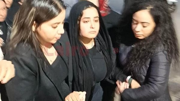 زوجة إبراهيم شيكا تبكي: لم أتاجر بمرضه.. وهو من طلب توثيق معاناته