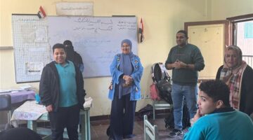 وكيل تعليم القاهرة تتفقد مدارس وسط القاهرة وباب الشعرية لمتابعة انتظام العملية التعليمية