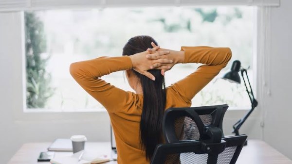 تعرف على كيفية حماية عمودك الفقري أثناء ساعات العمل الطويلة