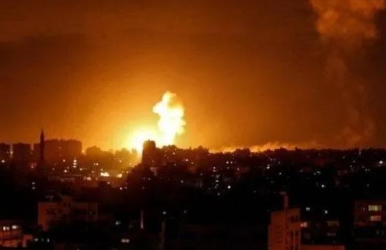 الحوثيون: 38 شهيدًا و100 جريح في غارات أمريكية على ميناء رأس عيسى اليمني