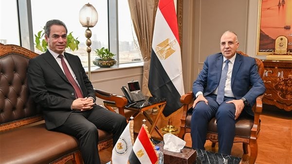 وزير الري خلال لقائه بالمسلماني: إدراج الرسائل المائية عبر البرامج التليفزيونية والإذاعية والأعمال الدرامية بشكل مبسط وزير الري خلال لقائه بالمسلماني: إدراج الرسائل المائية عبر البرامج التليفزيونية والإذاعية والأعمال الدرامية بشكل مبسط