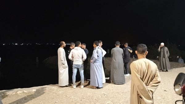 بسبب صورة سيلفي.. انتشال جثة غريق واستمرار البحث عن 3 آخرين في مياه النيل ببني سويف بسبب صورة سيلفي.. انتشال جثة غريق واستمرار البحث عن 3 آخرين في مياه النيل ببني سويف