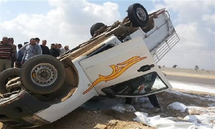 «ربع نقل» الموت.. تفاصيل إصابة 17 شخص بينهم حالتا غيبوبة في انقلاب مروع بصحراوي المنيا