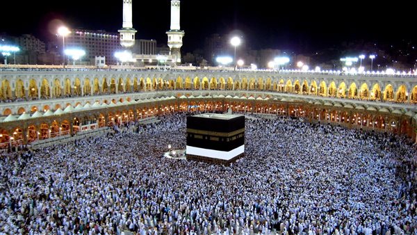 أمين الفتوى يحسم الجدل أيهما أولى بالحج الأم أم الزوجة؟