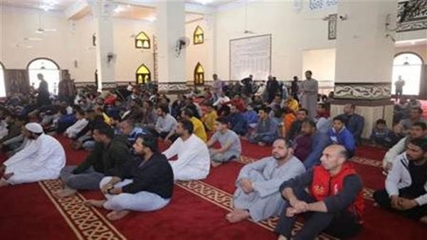 الألف يؤدون صلاة الجمعة ويدعون لغزة بالإسماعيلية