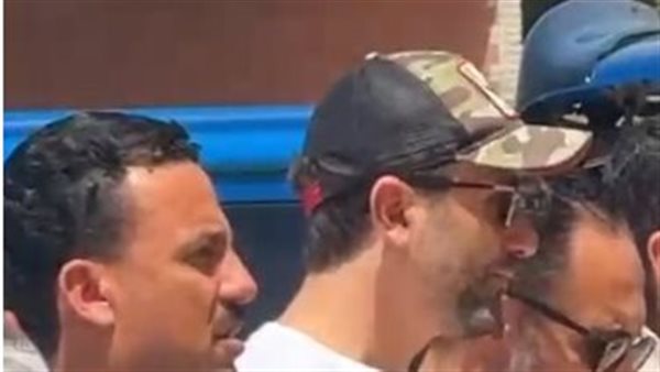 مش قادر يمسك دموعه.. بكاء كريم محمود عبد العزيز في جنازة سليمان عيد مش قادر يمسك دموعه.. بكاء كريم محمود عبد العزيز في جنازة سليمان عيد