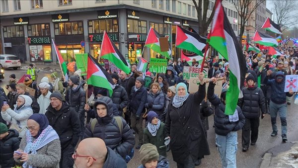 وقفة تضامنية أمام البرلمان الأوروبي في بلجيكا دعمًا للأسرى الفلسطينيين