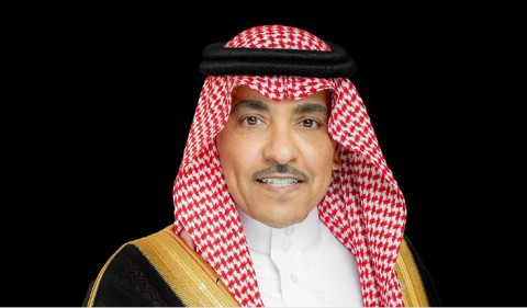 وزير الإعلام السعودي يطمئن على صحّة الإعلامي عبد العزيز القرني بعد تعرّضه لإغماء على الهواء