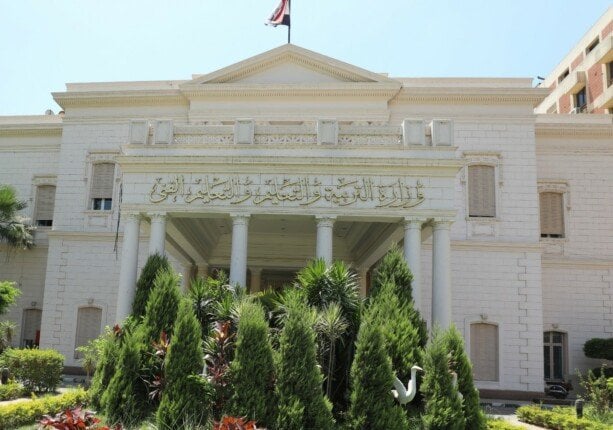 وزير التعليم يصدر قرارا بتشكيل اللجنة الدائمة لنظر طلبات مد الخدمة وتجديدها وزير التعليم يصدر قرارا بتشكيل اللجنة الدائمة لنظر طلبات مد الخدمة وتجديدها