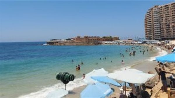 المواطنين يستمتعون بأجواء الربيع في الإسكندرية