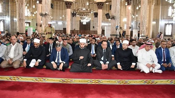 وزير الأوقاف ومحافظ الإسكندرية يؤديان صلاة الجمعة بمسجد مرسى أبى العباس