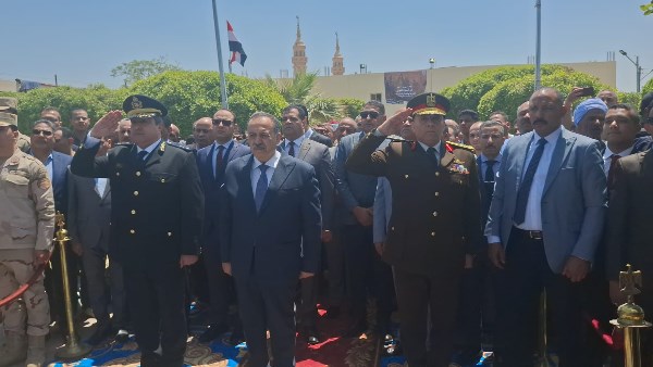 في عيدها القومي.. محافظ أسيوط يضع إكليلا من الزهور على النصب التذكاري لشهداء بني عديات