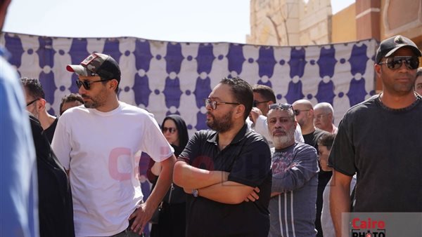 شاهد.. ماذا فعل كريم محمود عبد العزيز خلال جنازة صديقه سليمان عيد | فيديو شاهد.. ماذا فعل كريم محمود عبد العزيز خلال جنازة صديقه سليمان عيد | فيديو