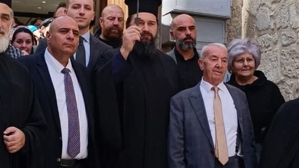 لحظة وحدة دينية فريدة.. عائلتان مسلمتان تسلمان مفتاح كنيسة القيامة في تقليد تاريخي لحظة وحدة دينية فريدة.. عائلتان مسلمتان تسلمان مفتاح كنيسة القيامة في تقليد تاريخي