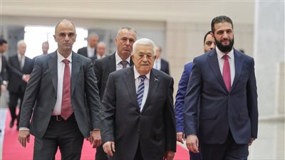 بعد 16 عامًا من الغياب.. محمود عباس يزور دمشق ويلتقي الشرع في قصر الشعب