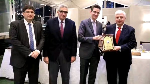 وزير التعليم العالي يكرم المشاركين بتنظيم فعالية زيارة الرئيس الفرنسي لجامعة القاهرة وزير التعليم العالي يكرم المشاركين بتنظيم فعالية زيارة الرئيس الفرنسي لجامعة القاهرة