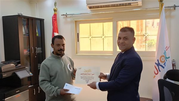 رئيس مركز البياضية بالأقصر يكرم الموظف المثالى عن شهر مارس رئيس مركز البياضية بالأقصر يكرم الموظف المثالى عن شهر مارس