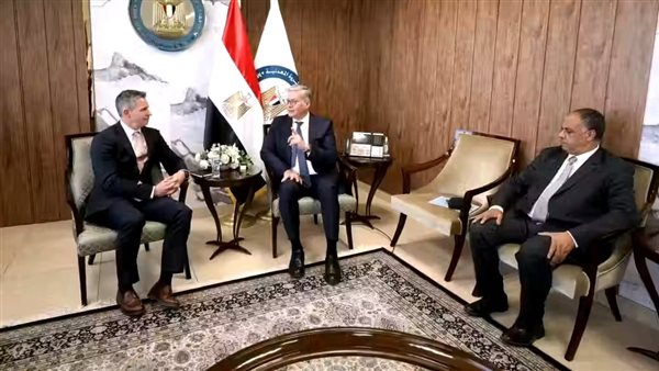 وزير البترول: قطاع البترول ينفذ برنامج بحث واستكشاف مكثف بالتعاون مع شركائه الأجانب وزير البترول: قطاع البترول ينفذ برنامج بحث واستكشاف مكثف بالتعاون مع شركائه الأجانب