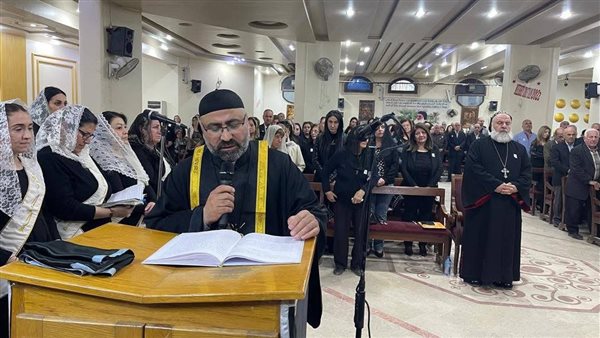مطران أبرشية الجزيرة والفرات يترأس رتبة سجدة الصليب مطران أبرشية الجزيرة والفرات يترأس رتبة سجدة الصليب