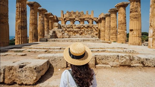 كيف نظم القانون عرض الآثار بالخارج؟