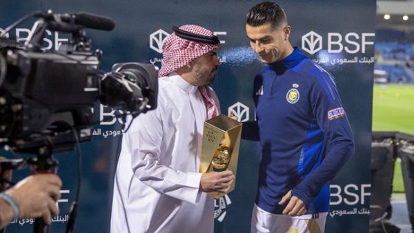 رونالدو يستلم جائزة أفضل هدف في الجولة 27 بالدوري السعودي رونالدو يستلم جائزة أفضل هدف في الجولة 27 بالدوري السعودي