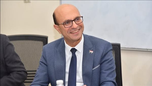 رئيس جامعة أسيوط يهنئ المسيحيين بعيد القيامة