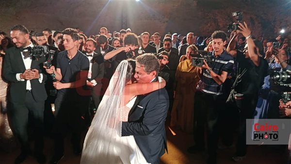 بحضور نجوم الفن.. بكاء المستشار طاهر الخولي خلال حفل زفاف ابنته على المهندس كريم داش| بث مباشر بحضور نجوم الفن.. بكاء المستشار طاهر الخولي خلال حفل زفاف ابنته على المهندس كريم داش| بث مباشر