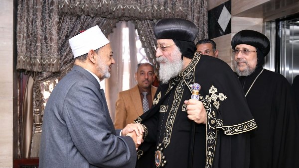 شيخ الأزهر يهنئ البابا تواضروس والإخوة المسيحيين بعيد القيامة
