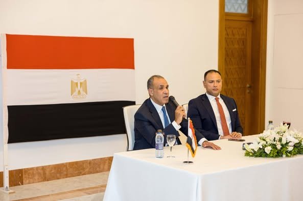 وزير الخارجية والهجرة يلتقي بـ عدد من ممثلي الجالية المصرية في تونس