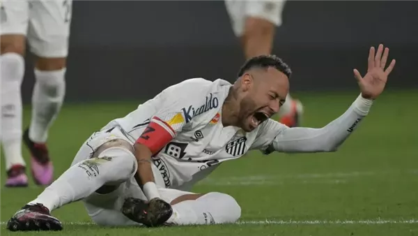 سانتوس البرازيلي يعلن إصابة نيمار.. ويحدد مدة غيابه
