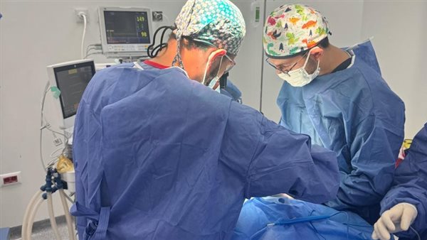 مستشفى أبو تشت تجري جراحة دقيقة لاستئصال كيس درقي لطفلة تبلغ 3 سنوات