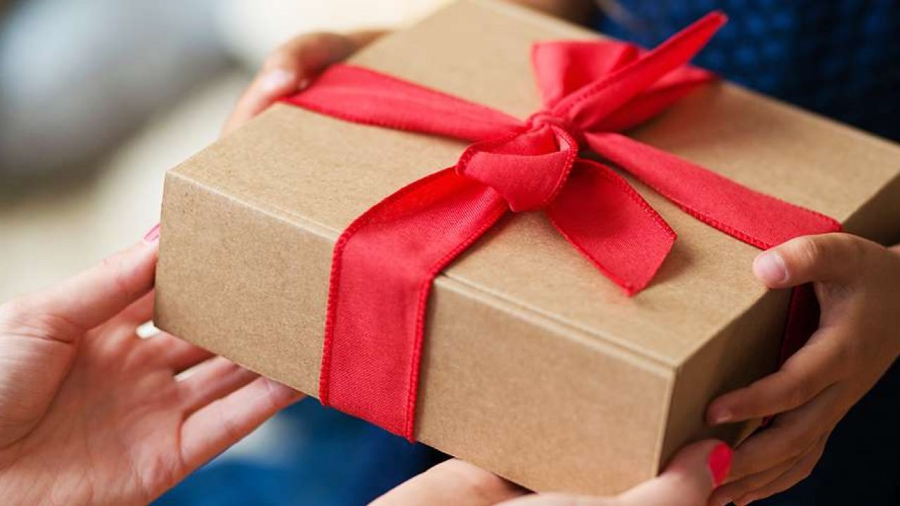 متى يجوز شرعا رد الهدية؟.. الإفتاء تكشف 4 حالات