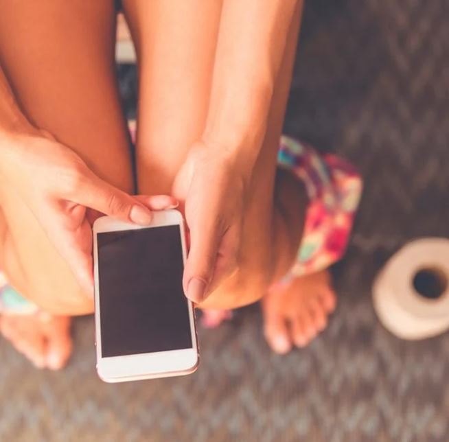 احذر الجلوس الطويل في الحمام.. عادة يومية تُعرضك للخطر