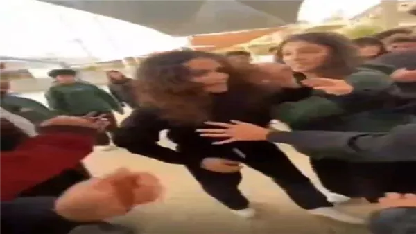 أقوال شقيقة الطالبة راوية المتهمة بضرب زميلتها بالمدرسة: كارما شتمتني لما قولتلها عدِّيني| خاص