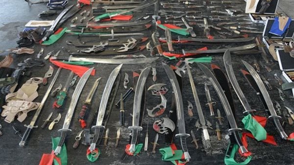 القبض على المتهم بالترويج للأسلحة البيضاء على فيس بوك بأسوان