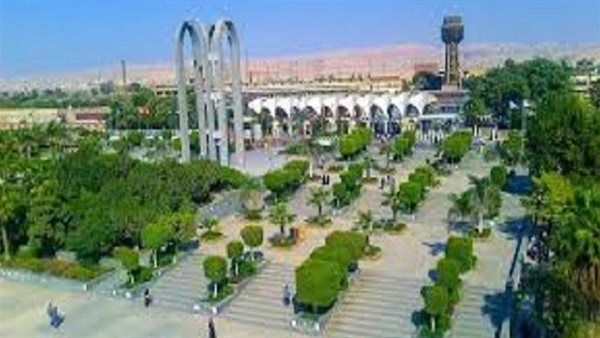 مسرحية الهدية تشعل مجمع الفنون في جامعة حلوان