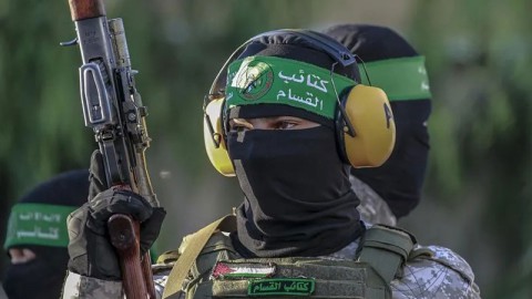 “الوقت ينفد”.. كتائب “القسام” تنشر فيديو لأسير إسرائيلي “مجهول الهوية” يوجه فيه رسالة خاصة لوالدته