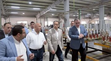 رئيس الوزراء يتفقد مصانع شركة طيبة للصناعات المتطورة