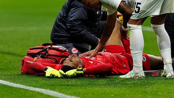 كارثة في توقيت حرج.. سانتوس يغيب طويلًا وجوتزه يزيد متاعب فرانكفورت