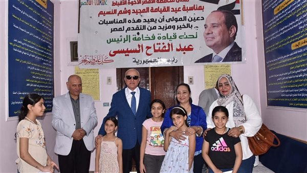 في أجواء من المحبة والسلام.. محافظ الأقصر يهنئ الأطفال الأقباط بعيد القيامة المجيد في أجواء من المحبة والسلام.. محافظ الأقصر يهنئ الأطفال الأقباط بعيد القيامة المجيد