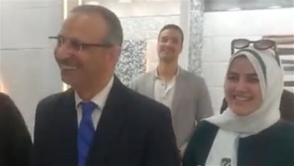 نائب وزير التموين يمازح طبيبة خلال شرائها سيراميك شقة الزوجية بطنطا: بلغي خطيبك إني طلبت إيدك | بث مباشر