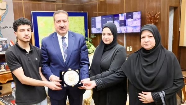محافظ المنوفية يكرم أسرة مدير إدارة الباجور التعليمية المتوفي خلال زيارة وزير التعليم