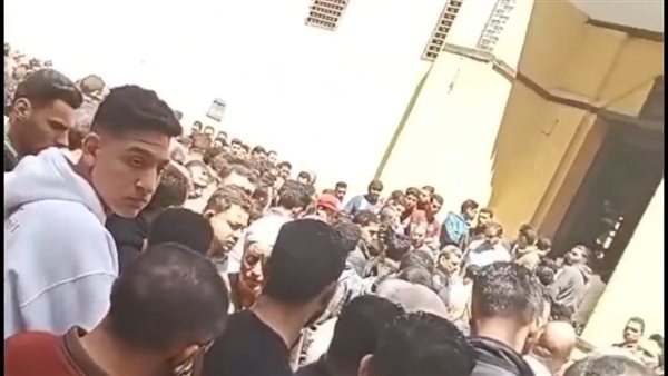 سقط من السفينة.. تشييع جثمان الربان مصطفى الميقاتي كبير مرشدي قناة السويس بمسقط رأسه بالبحيرة سقط من السفينة.. تشييع جثمان الربان مصطفى الميقاتي كبير مرشدي قناة السويس بمسقط رأسه بالبحيرة